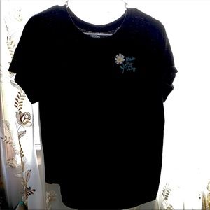 shirt with daisy on it